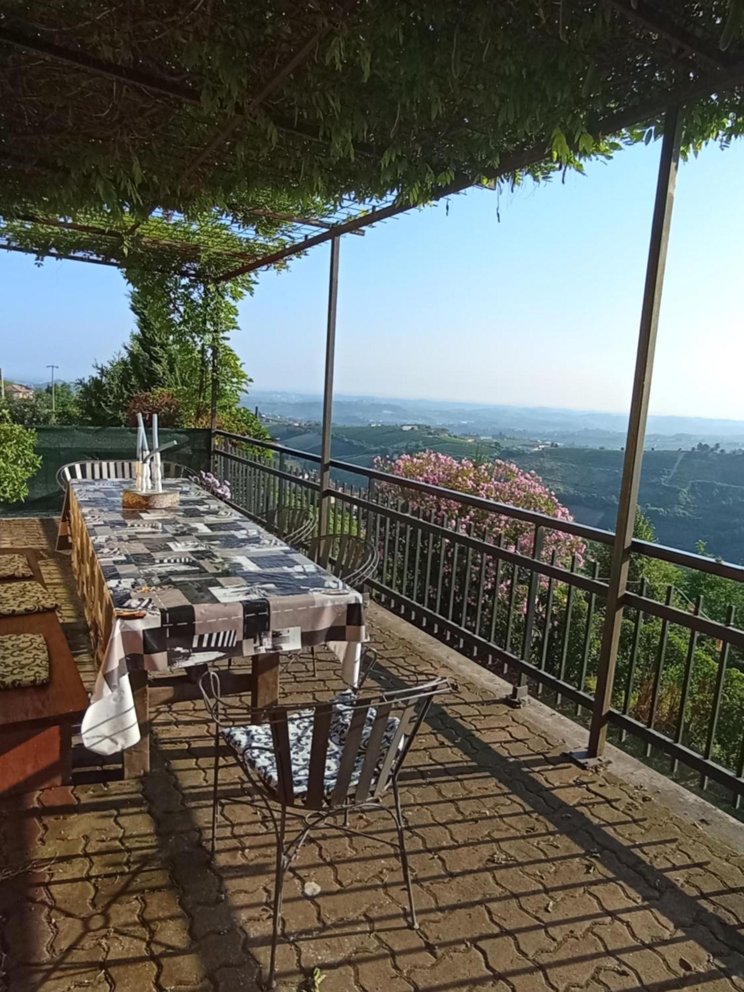 Casa Vacanza Il Colle Del Vento Calosso Екстериор снимка