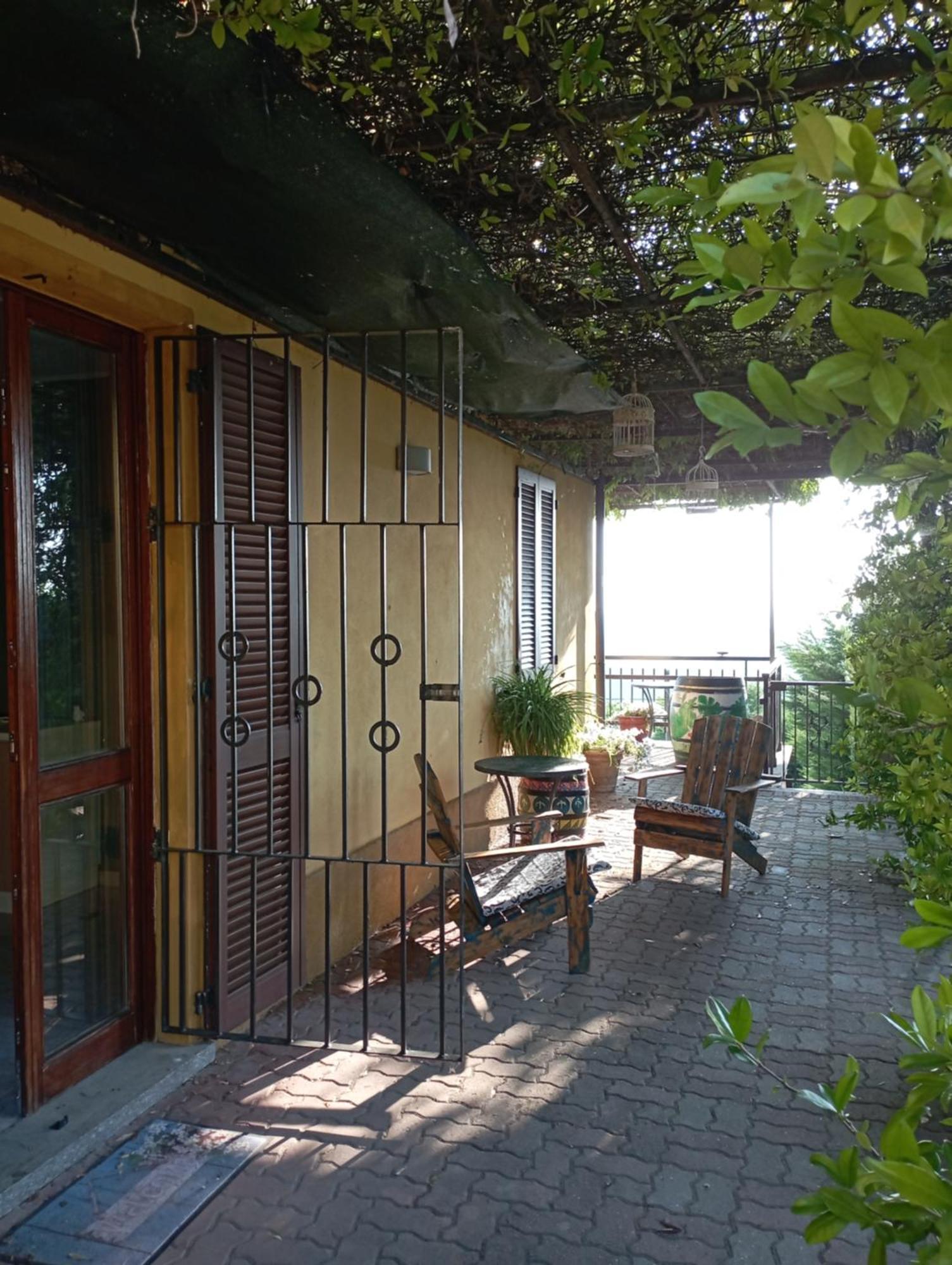 Casa Vacanza Il Colle Del Vento Calosso Екстериор снимка