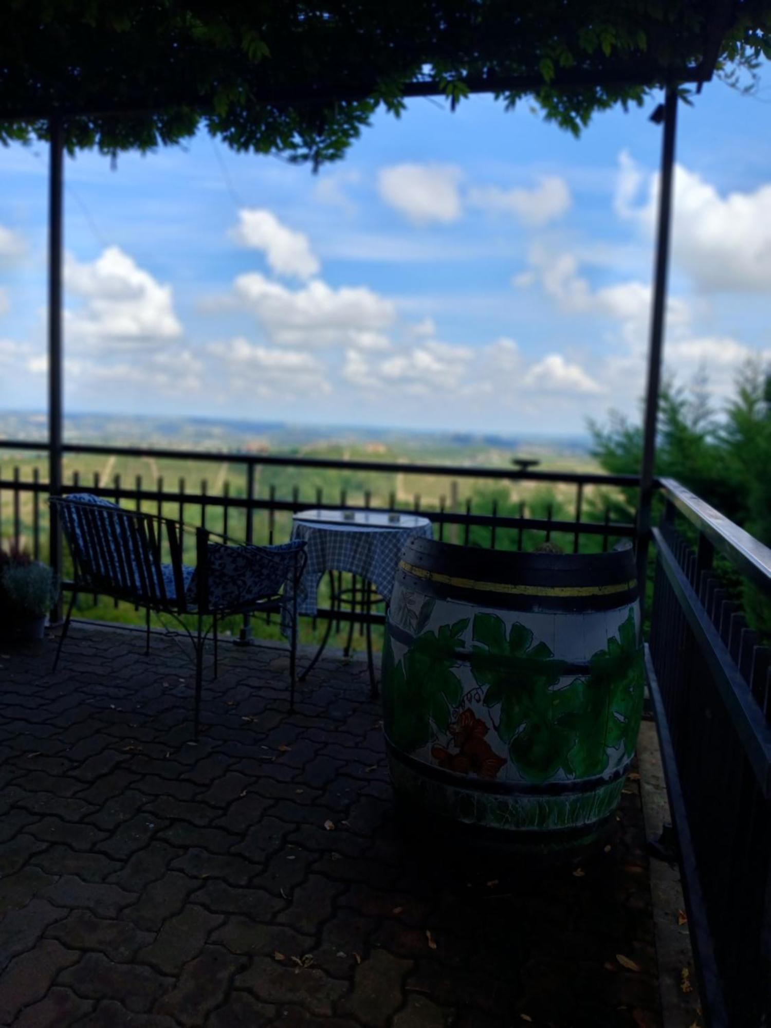 Casa Vacanza Il Colle Del Vento Calosso Екстериор снимка