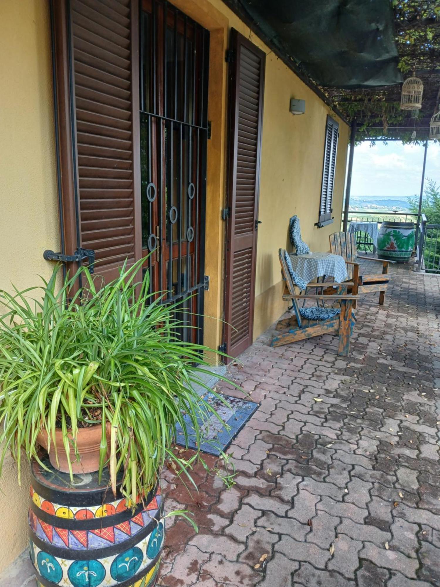 Casa Vacanza Il Colle Del Vento Calosso Екстериор снимка